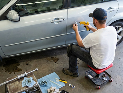 Smart Repair � Ausbesserung von Lacksch�den am Auto